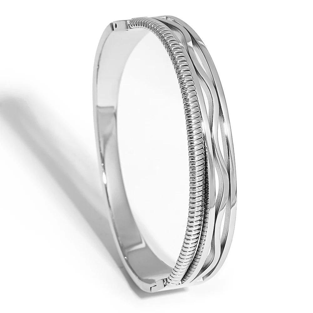 Minimalist Chain Wave Cuff
