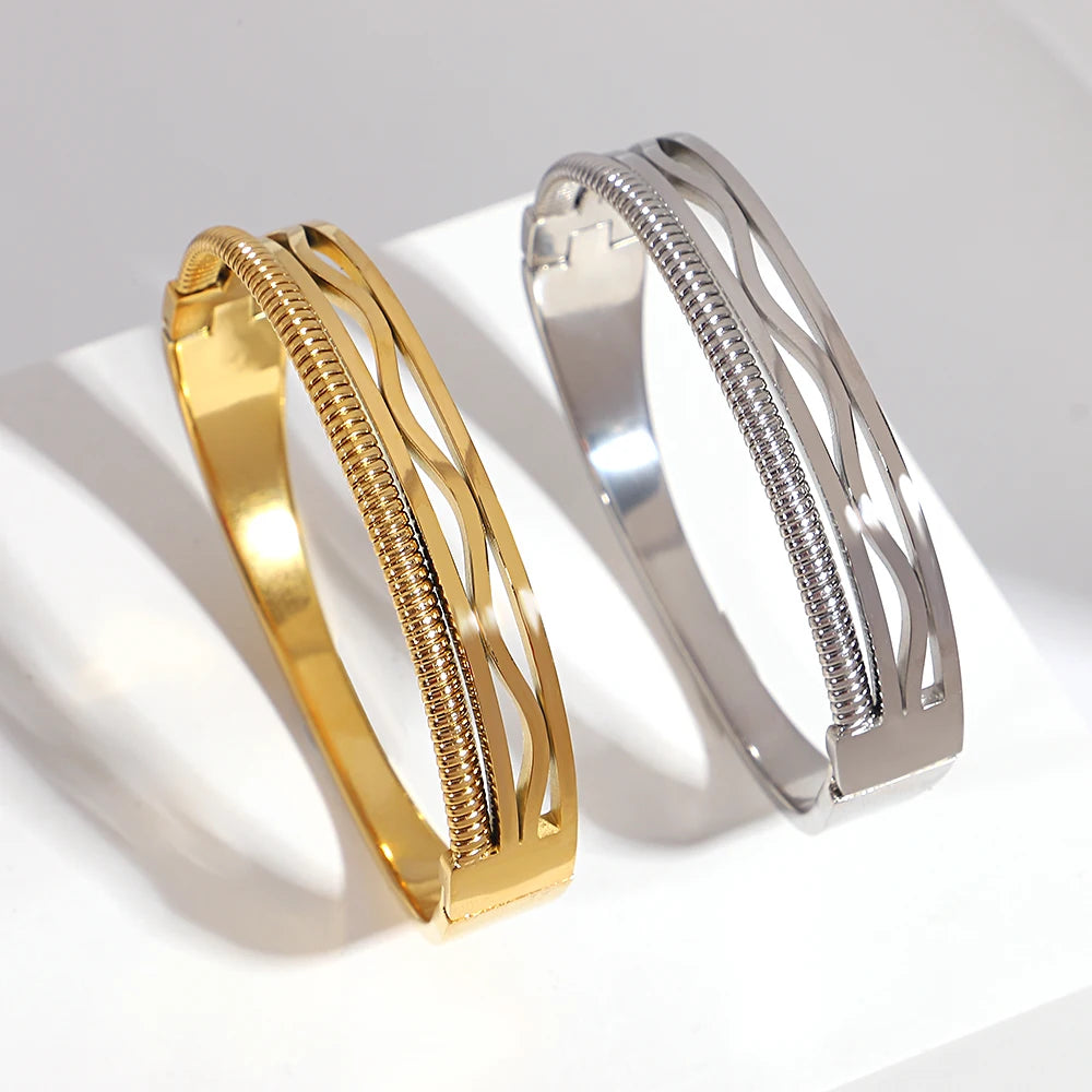 Minimalist Chain Wave Cuff