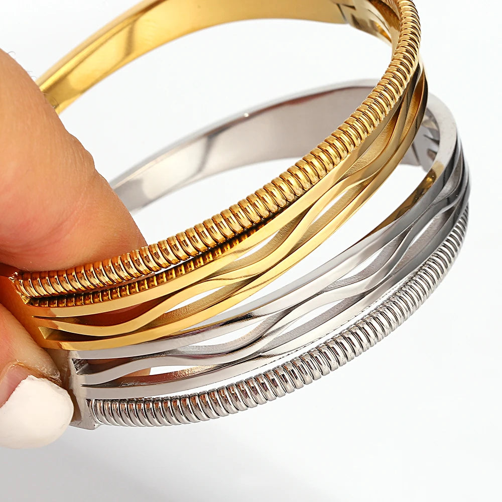 Minimalist Chain Wave Cuff