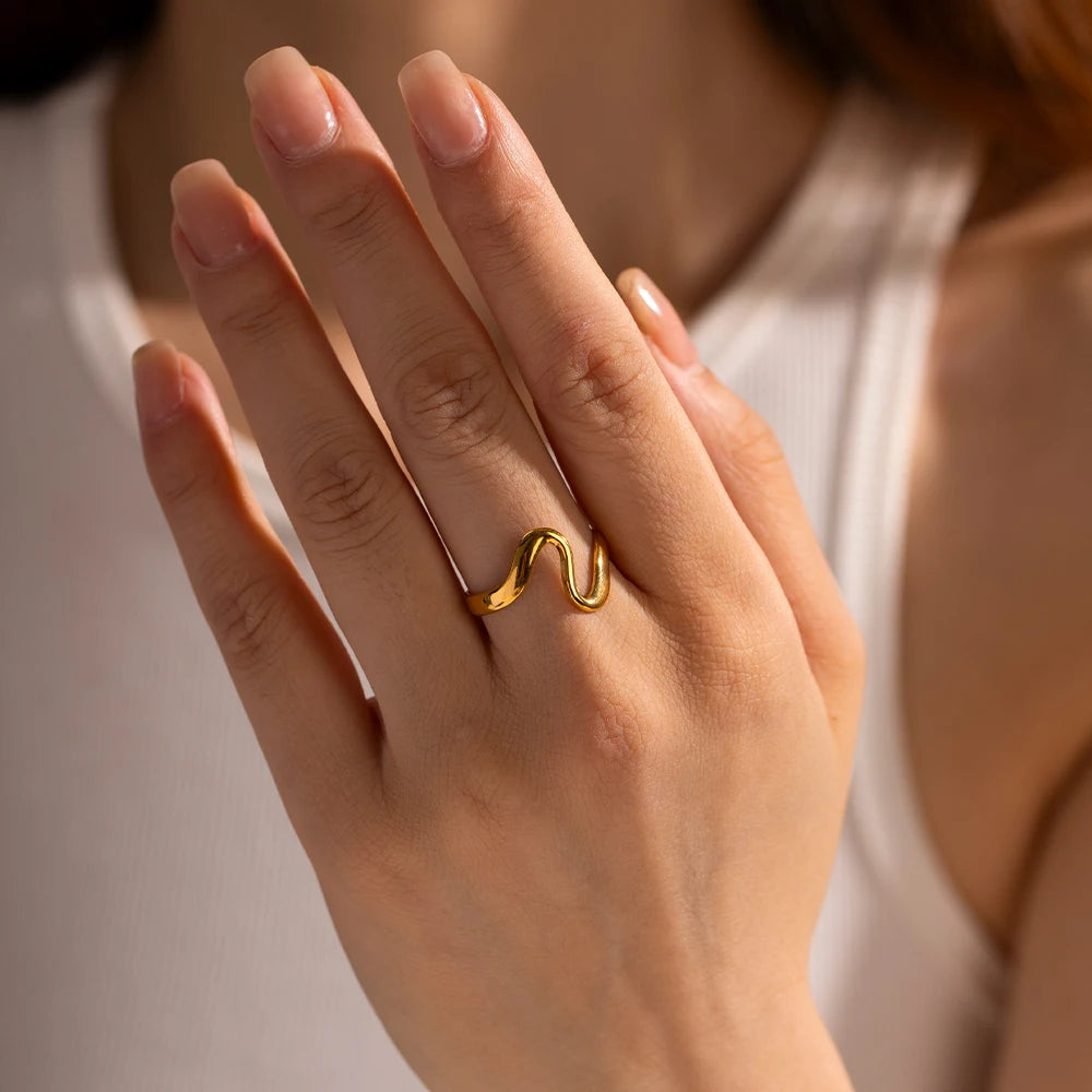 Minimalist Irregular Curve Ring