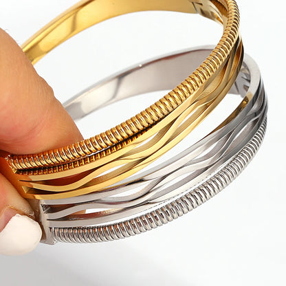 Minimalist Chain Wave Cuff