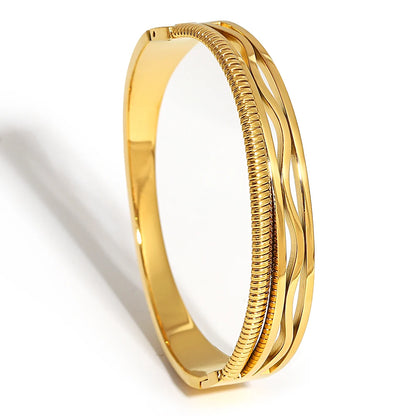 Minimalist Chain Wave Cuff