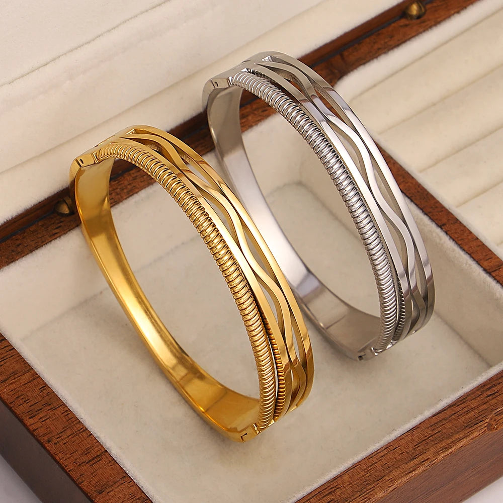Minimalist Chain Wave Cuff